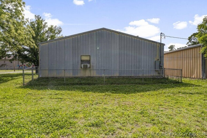 More Photos Of 423 S Hazel St, Grove General Retail For Sale