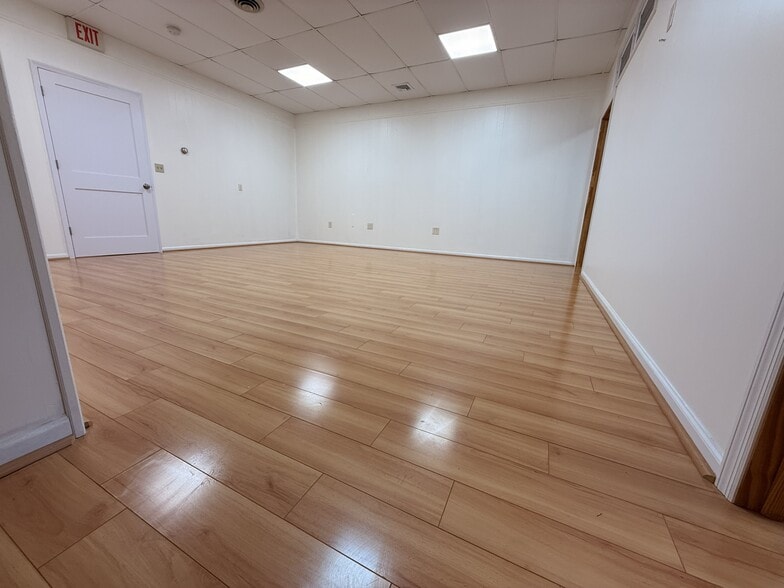 More Photos Of 470 Ridgedale Ave, East Hanover Storefront Retail Office For Lease