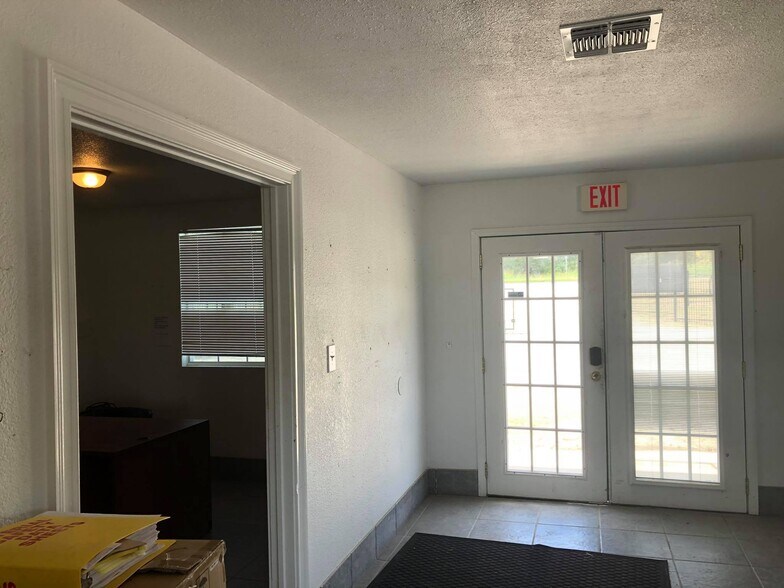 More Photos Of 12440 US Hwy 181 S, San Antonio Flex For Sale