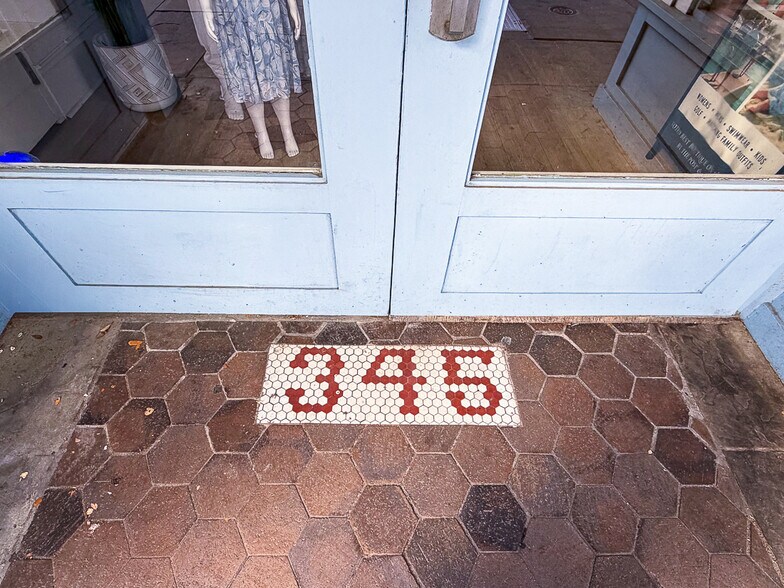 More Photos Of 345 King St, Charleston Storefront Retail Office For Lease