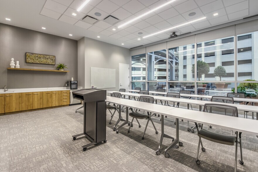 More Photos Of 201 S Tryon St, Charlotte Office For Lease