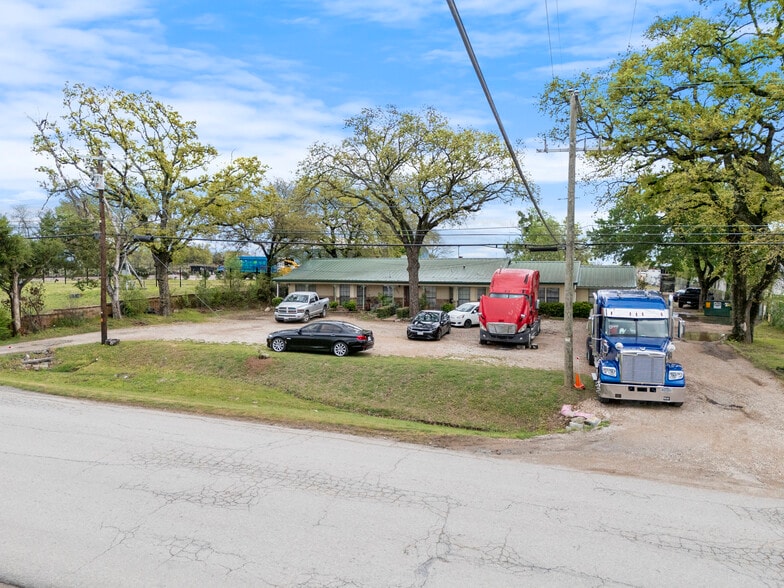 More Photos Of 303-A W Simonds, Seagoville Manufacturing For Sale