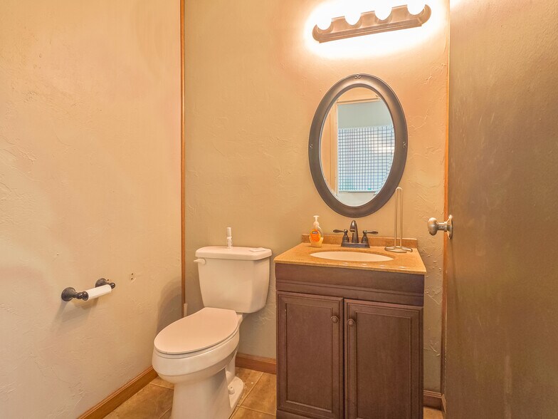 More Photos Of 401 S Ranchwood Blvd, Yukon Flex For Sale