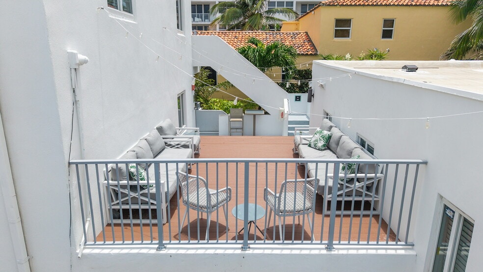 More Photos Of 3020-3024 Seville St, Fort Lauderdale Hotel For Sale