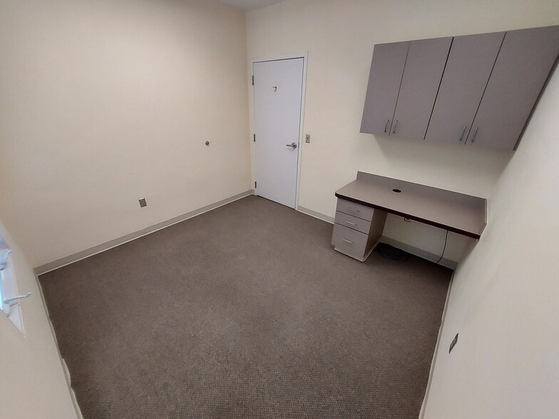 More Photos Of 5015 Southpark Dr, Durham Medical For Lease