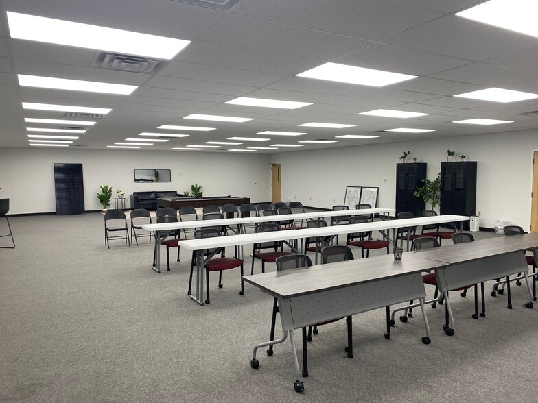 More Photos Of 5301 E Princess Anne Rd, Norfolk Flex For Lease