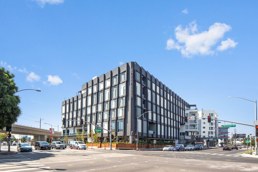 More Photos Of 8900 Venice Blvd, Culver City General Retail For Sale