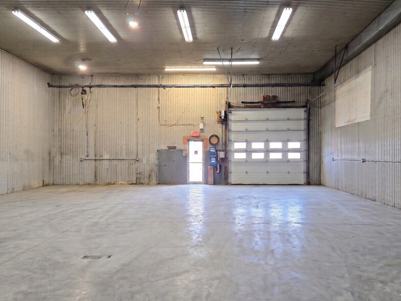 More Photos Of 460 Larocque Ch, Salaberry-de-valleyfield General Retail For Lease