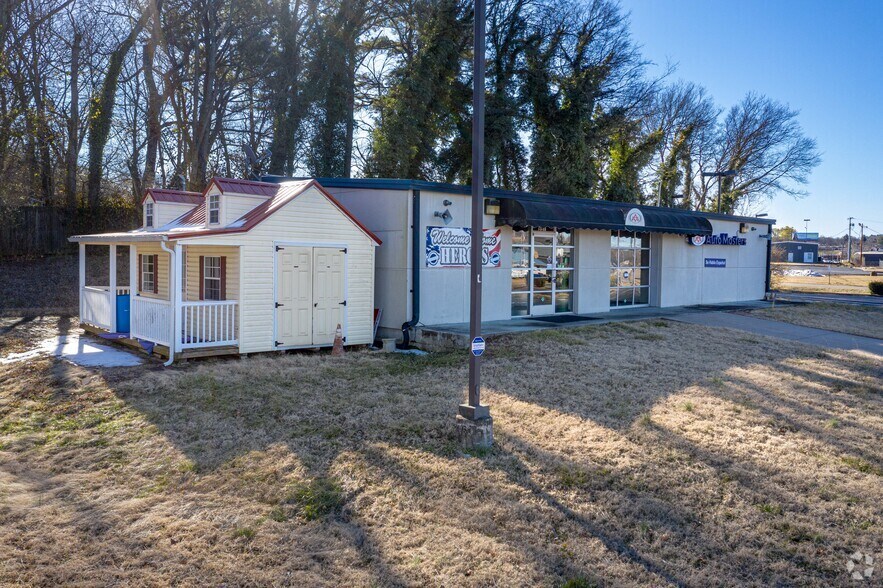 More Photos Of 997 S Riverside Dr, Clarksville General Retail For Sale