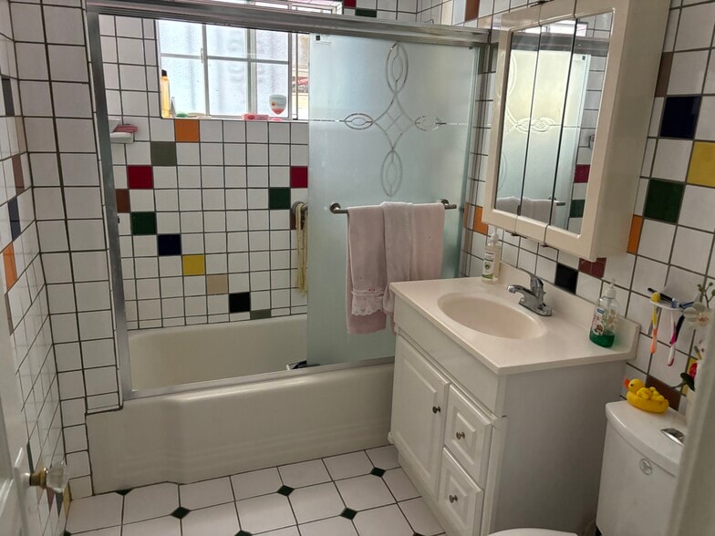 More Photos Of 2000 Argyle Ave, Los Angeles Multifamily For Sale