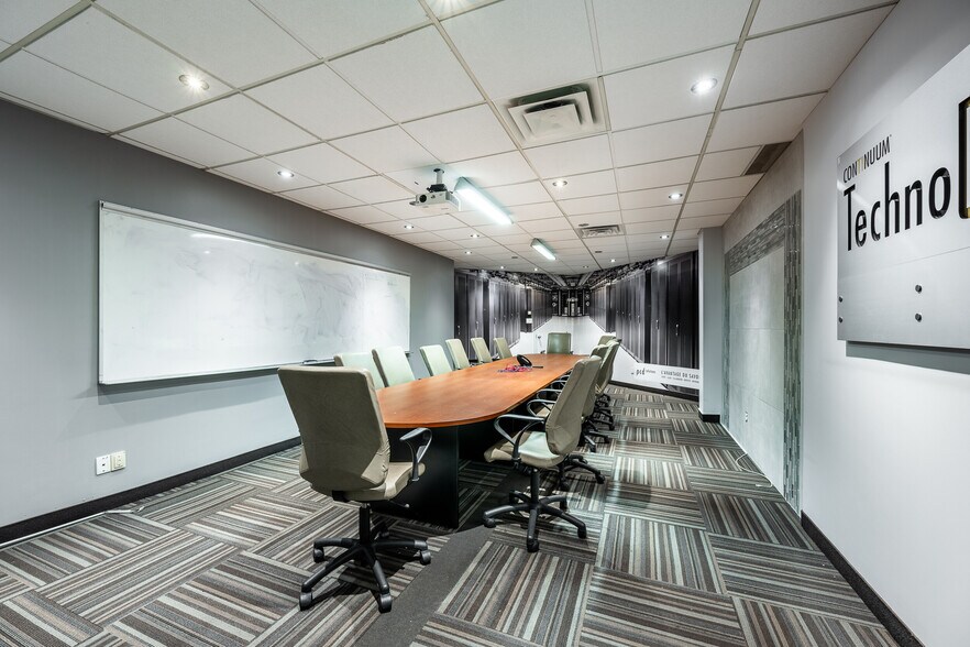 More Photos Of 5929 Rte Transcanadienne, Montréal Loft Creative Space For Lease