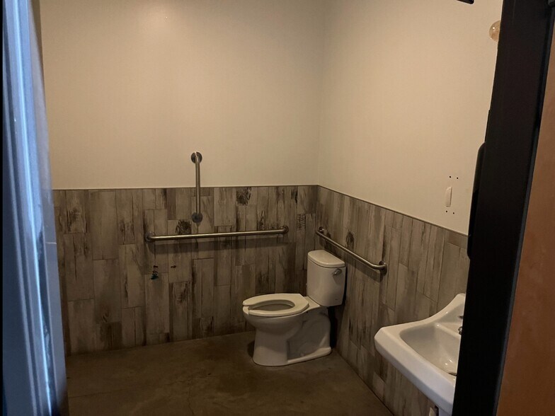 More Photos Of 5681 Crater Lake Hwy, Central Point Warehouse For Lease