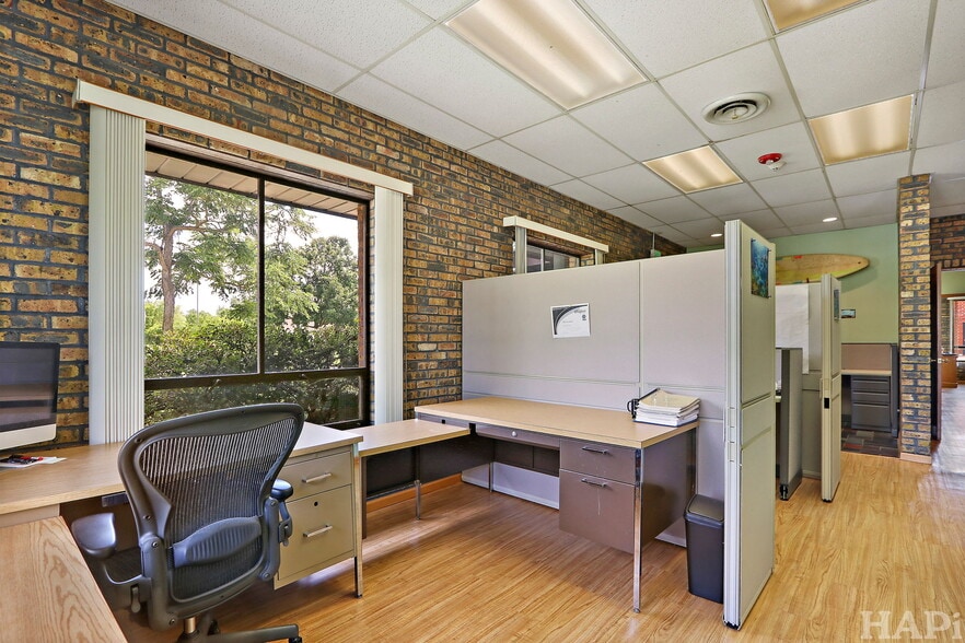 More Photos Of 1350 Chase St, Algonquin Manufacturing For Sale