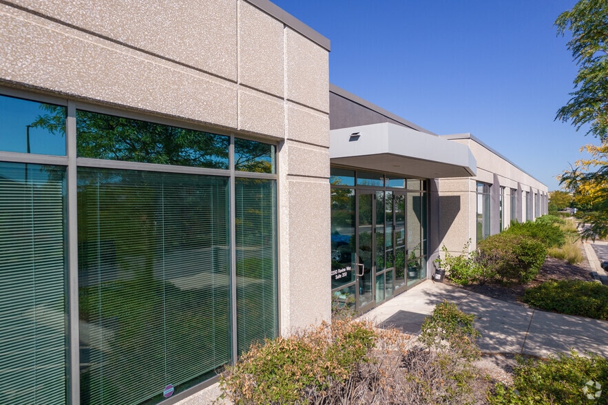 More Photos Of 2350 Ravine Way, Glenview Medical For Lease