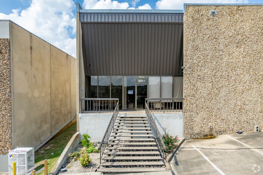 More Photos Of 10315 Metropolitan Dr, Austin Warehouse For Lease