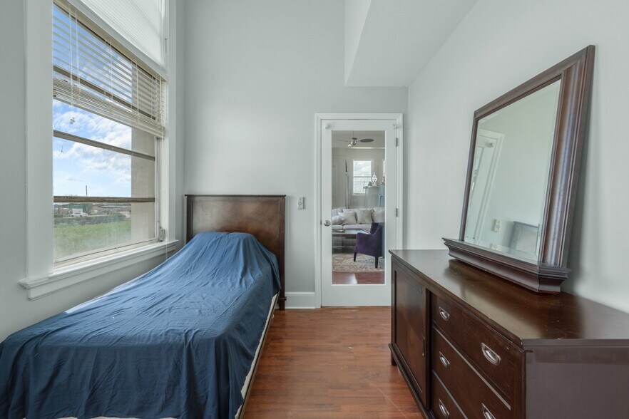 More Photos Of 47 W Wall St, Frostproof Loft Creative Space For Lease