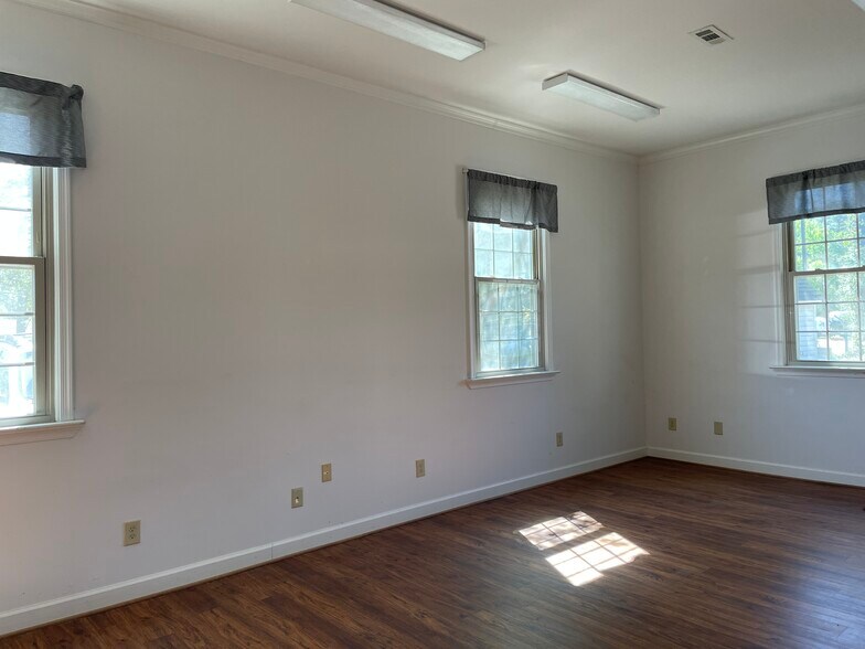 More Photos Of 8979 Pocahontas Trl, Williamsburg Light Distribution For Lease