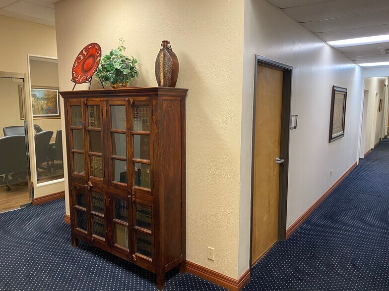 More Photos Of 121 W Hickory St, Denton Office Residential For Lease