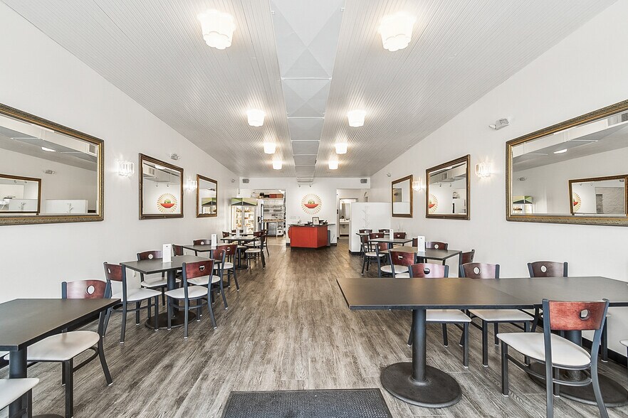 More Photos Of 618 Oak St, Baraboo General Retail For Sale