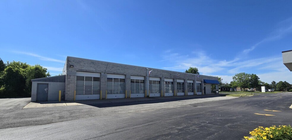 More Photos Of 1500 E Algonquin Rd, Algonquin Auto Repair For Lease