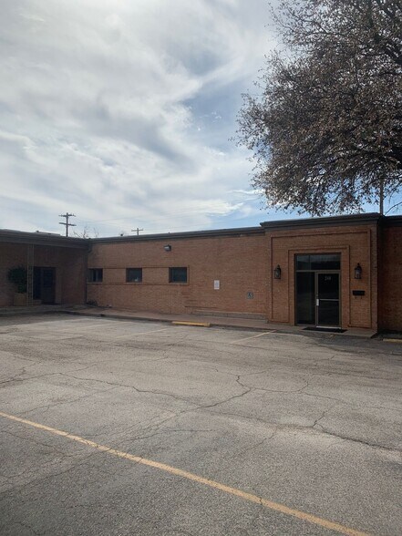 More Photos Of 248-270 S Leggett Dr, Abilene Office For Lease