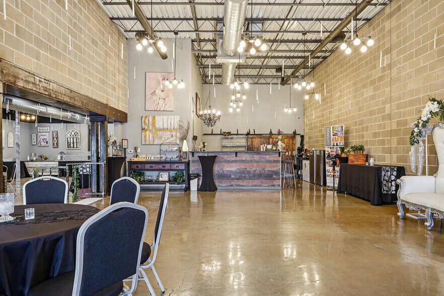More Photos Of 109-111 S Main St, Irving Restaurant For Sale