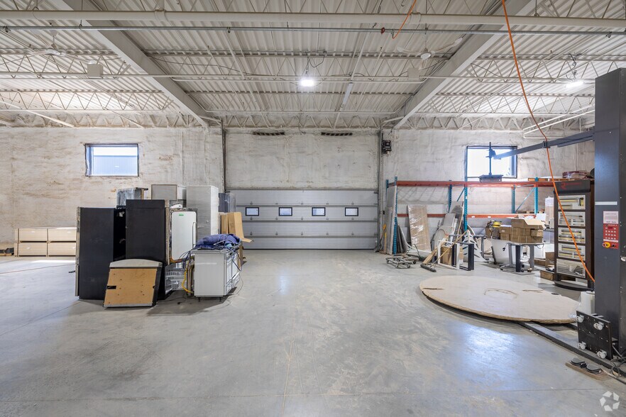 More Photos Of 235 Montee De Liesse, Saint-Laurent Manufacturing For Sale