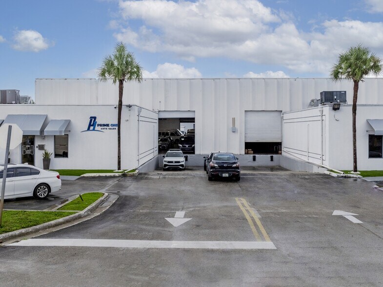 More Photos Of 8351-8391 NW 64th St, Miami Warehouse For Lease
