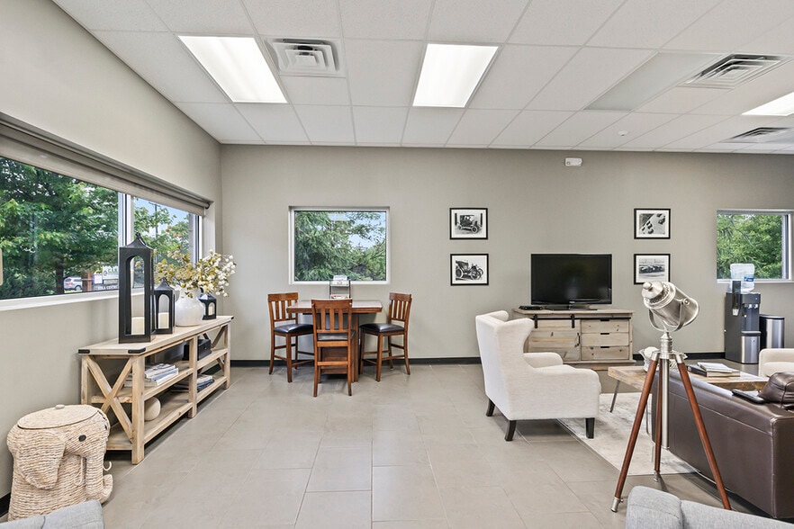 More Photos Of 2940 Weber Dr, Aurora Auto Repair For Sale