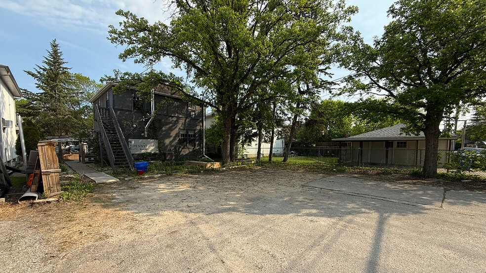 More Photos Of 858 Corydon Av, Winnipeg Freestanding For Sale