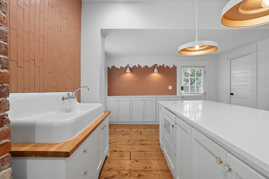 More Photos Of 924 S Main St, Broken Arrow Showroom For Sale