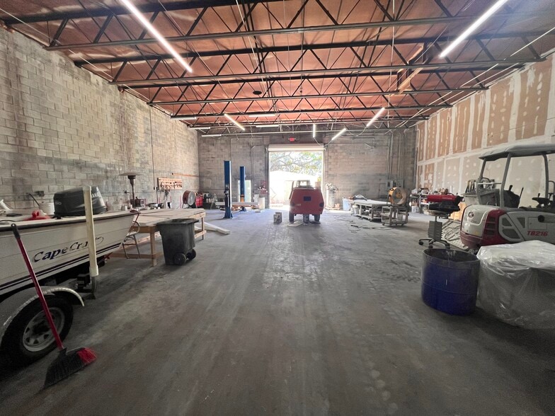 More Photos Of 2500 Dinneen Ave, Orlando Warehouse For Lease