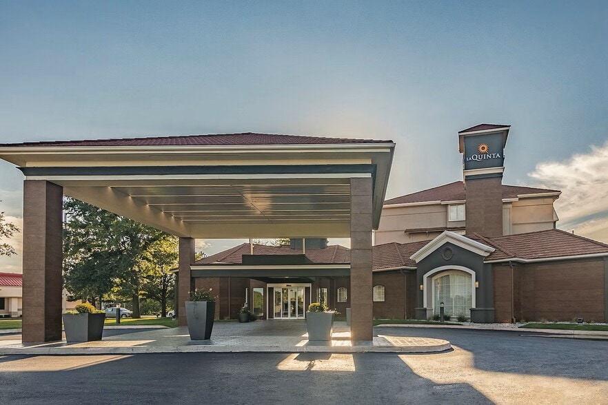 More Photos Of 930 Ed Noble Pky, Norman Hotel For Sale