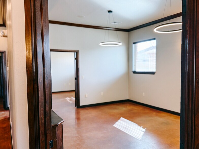 More Photos Of 600 W 18th St, Edmond Flex For Lease