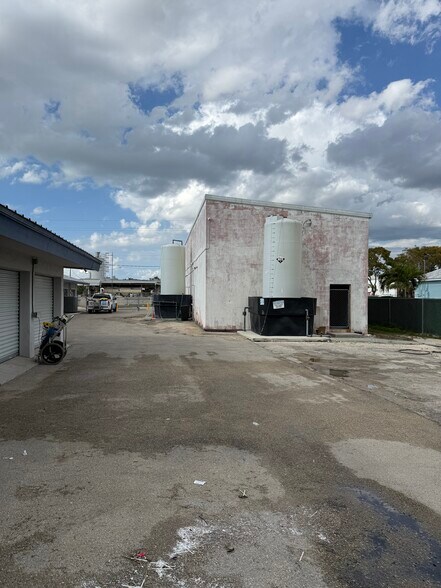More Photos Of 1896 Elsa St, Naples Warehouse For Lease