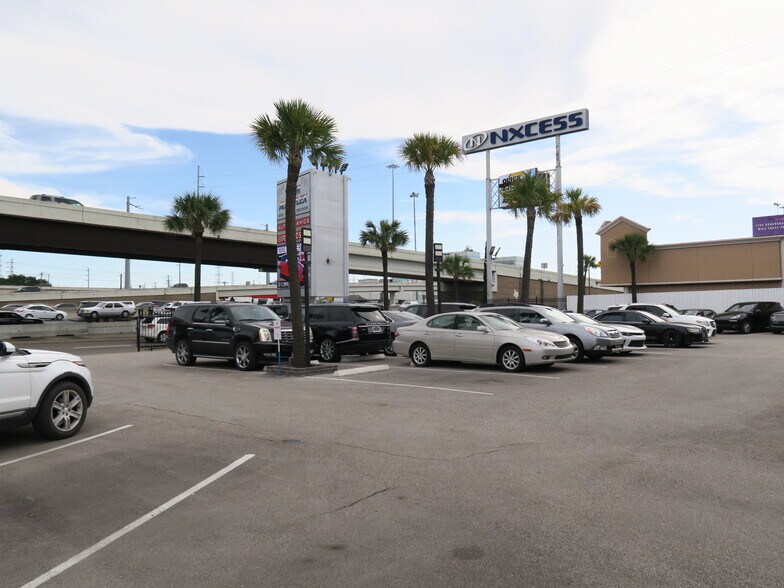 More Photos Of 5712 Southwest Fwy, Houston Auto Dealership For Lease