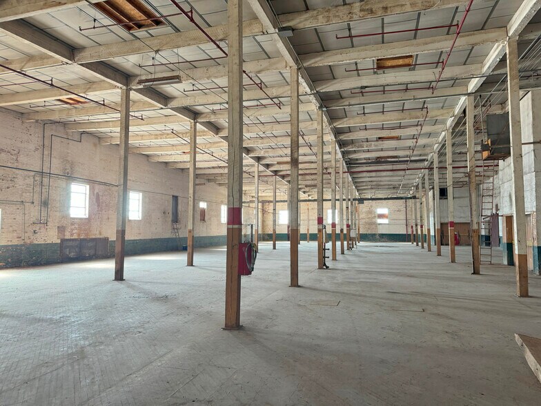 More Photos Of 105 E Holly St, Goldsboro Warehouse For Lease