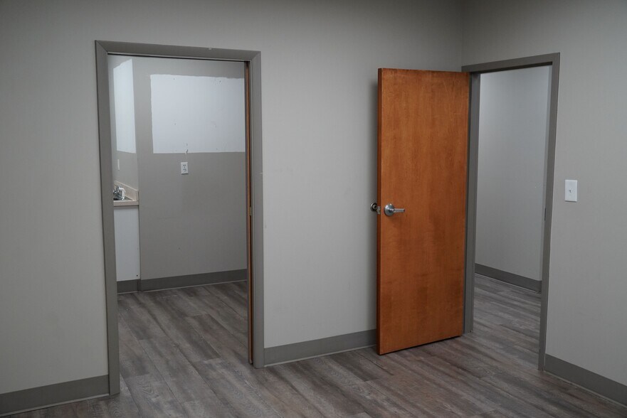 More Photos Of 1657 E Greenville St, Anderson Office For Sale