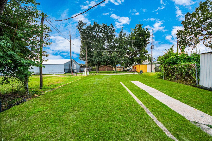 More Photos Of 4123 Highway 90, Brookshire Office For Sale