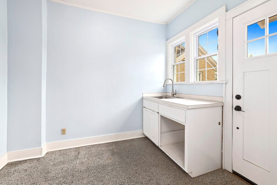 More Photos Of 355 N College Ave, Fayetteville Office Residential For Lease