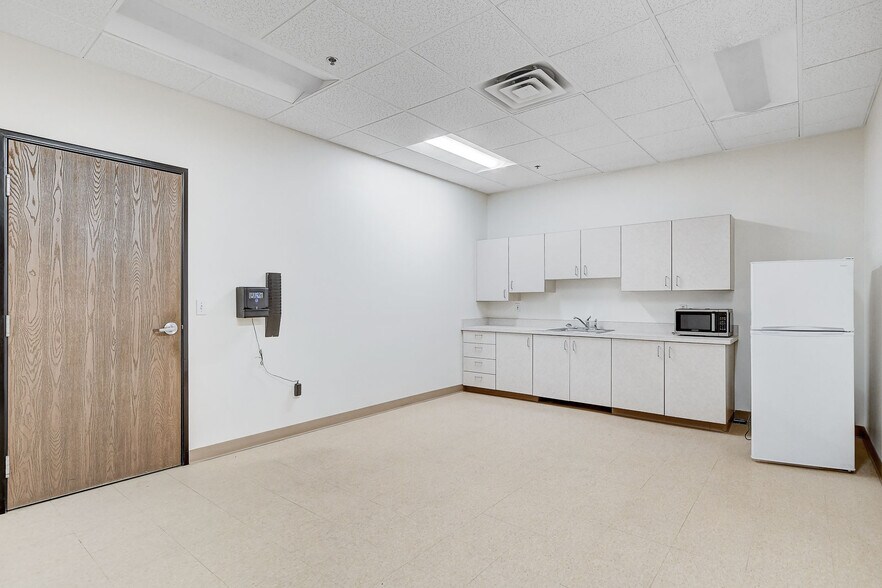 More Photos Of 200 Sunpac Ave, Henderson Warehouse For Sale