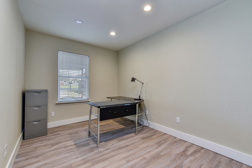 More Photos Of 2111-2113 W Slaughter Ln, Austin Office For Lease