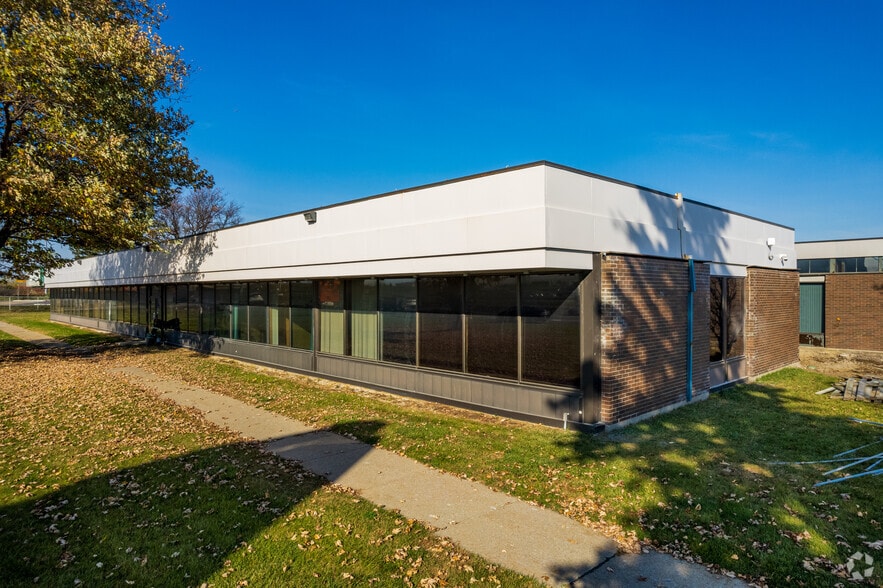 Primary Photo Of 2345 Des Laurentides (A-15) Desste E, Laval Manufacturing For Lease