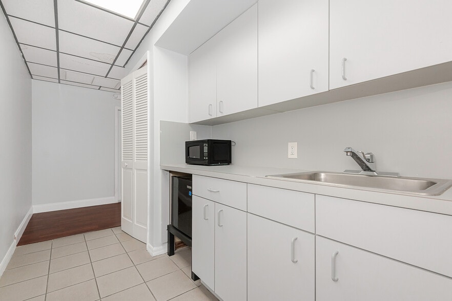 More Photos Of 3650 Coral Ridge Dr, Coral Springs Light Manufacturing For Sale