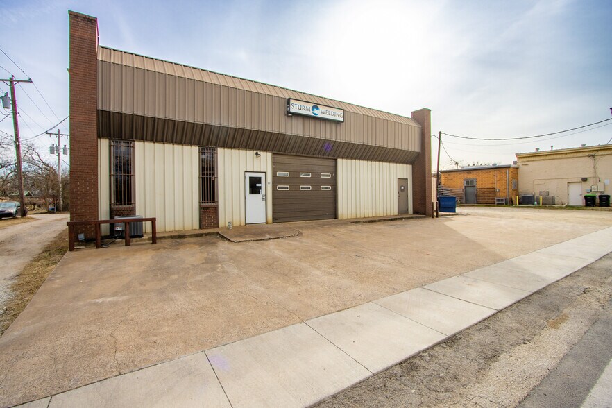 More Photos Of 111 E Liberty St, Pilot Point General Retail For Sale