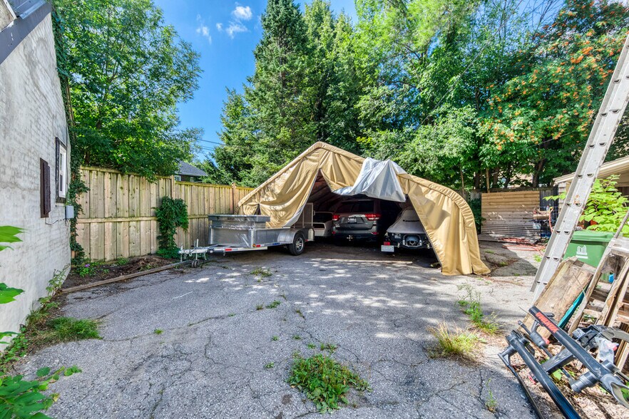 More Photos Of 3267 Lake Shore Blvd W, Toronto Storefront For Sale