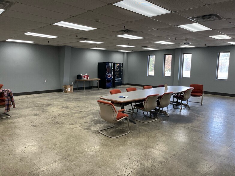 More Photos Of 208 Industrial Blvd, Tullahoma Warehouse For Sale