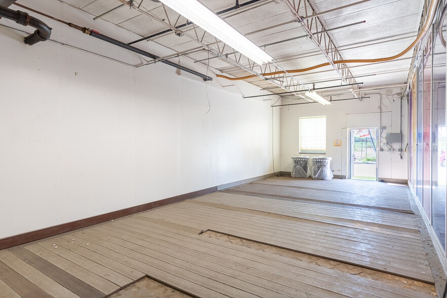 More Photos Of 2650 W Fulton St, Chicago Light Distribution For Lease