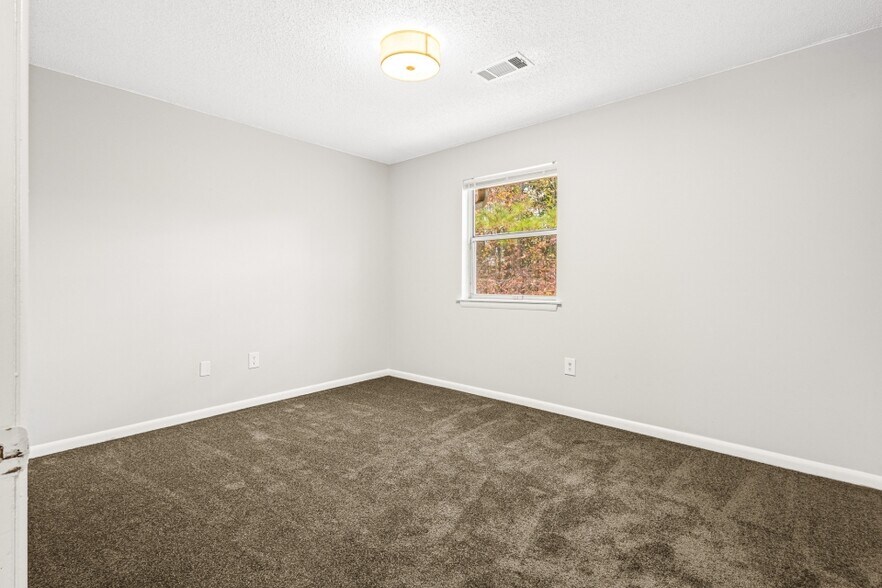 More Photos Of 82 Berry Dr, Newnan Apartments For Sale