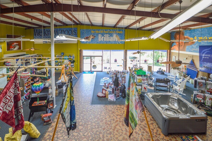 More Photos Of 415 Wilkins Wise Rd, Columbus Showroom For Sale